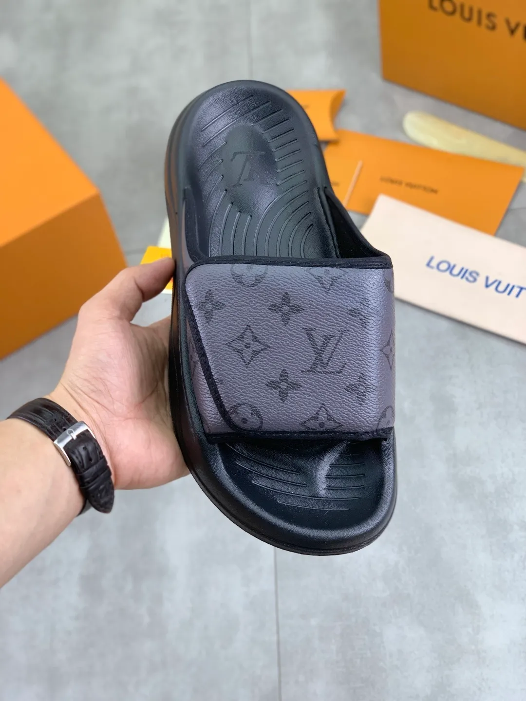 Men's shoes 💰P320💰【New style】🆘 Original quality 【LOUIS VUITTON】The popular Louis Vuitton LV men's slippers on the official website are on sale simultaneously! Original fabric imported from Italy. Original bottom provided by the original factory. Number of yards: 38-44 (customized to 45). Multiple colors to choose from. Fully packaged drawer box.